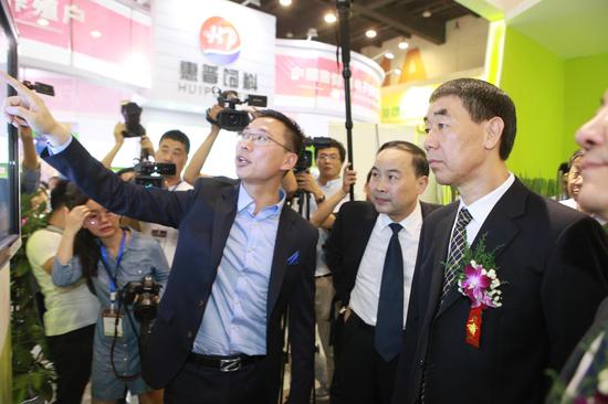 河南省副省長王鐵到六畜興網展臺與創始人張前進親切交談