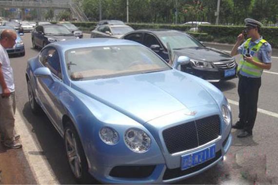 宾利避让闯红灯行人发生擦挂 行人被罚5元