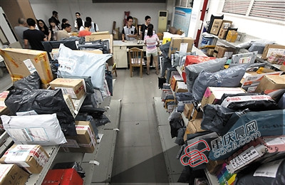 大学校园里取快件需排长队 校党委副书记吐槽