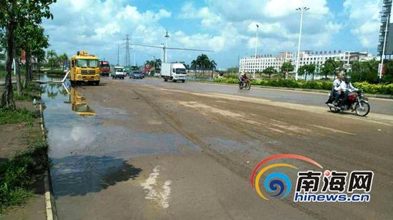 海口椰海大道积水退去，已恢复通车。 (海口市政局排水所供图)