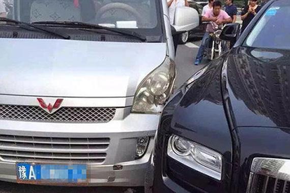 劳斯莱斯被面包车撞放弃索赔？剧情反转了