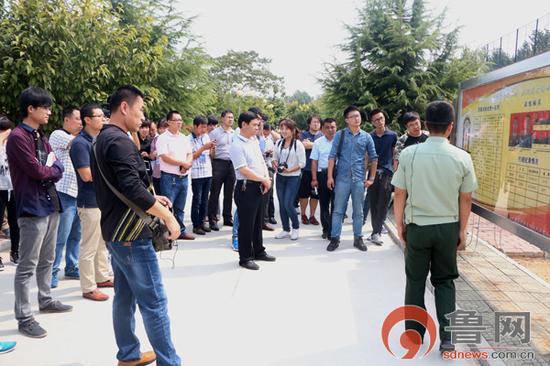 采访团仔细倾听武警成武县中队事迹