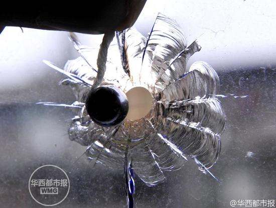 成都居民窗户玻璃被钢珠夜袭 留下十余个弹孔