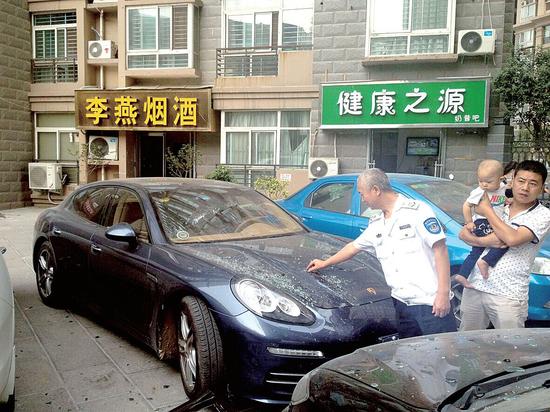 郑州小区从天而降一扇窗户 楼下保时捷车窗被砸碎
