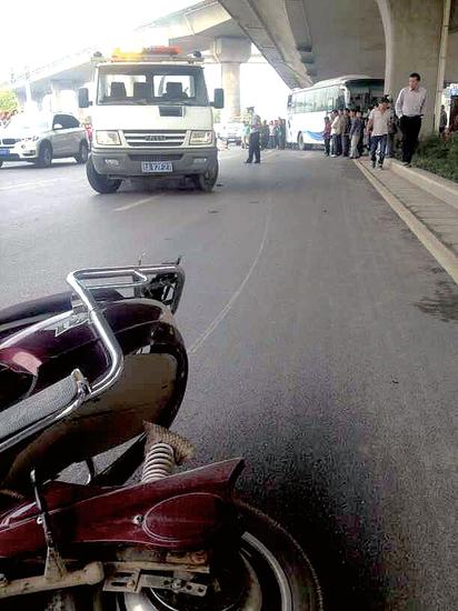 電動車被撞出去，在馬路上留下長長的劃痕