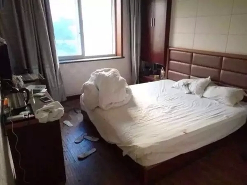 杭州1名90后男子与85后女子相约开房烧炭自杀(组图)_新浪浙江_新浪网