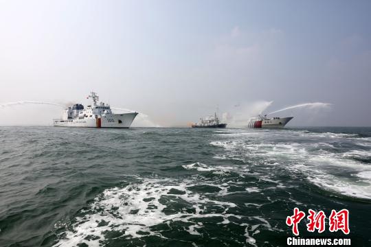 19日上午，“2015年中韩海上联合搜救演习”在山东烟台北部海域举行。