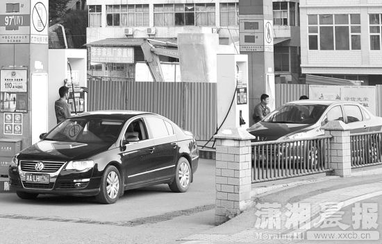 9月17日，长沙韶山南路一加油站，汽车排队加油。图/潇湘晨报记者 杨旭