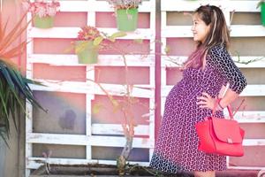 何洁怀二胎晒巨肚照 穿碎花裙幸福甜笑