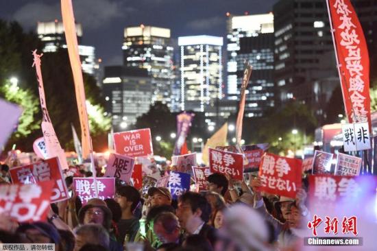 资料图：当地时间2015年9月14日，日本东京，成千上万民众聚集议会大楼外示威，抗议安倍政府和安全法案。