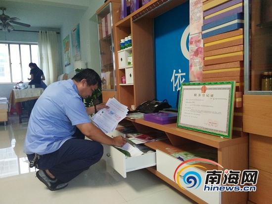 工商执法人员在海甸岛依江春水会所检查(南海网记者姜飞摄)