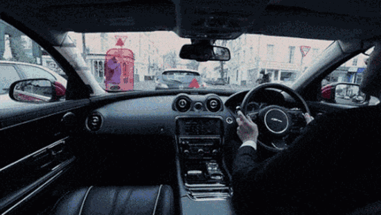 捷豹的HUD技术可以提醒司机注意附近过往行人，避免碰撞。