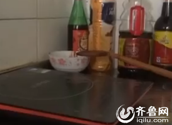 居民家中厨具都已配齐,但不通燃气其他皆成摆设
