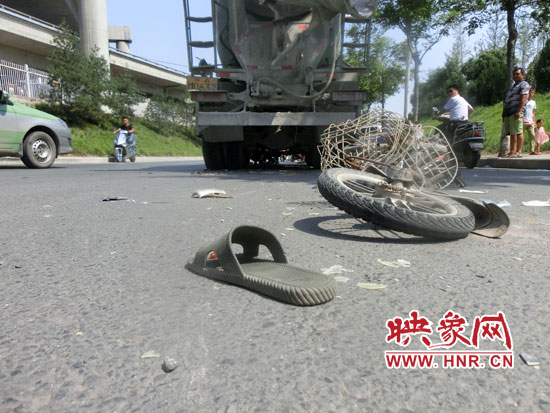 8月22日西三环与科学大道交叉口发生一起车祸,一骑电动车男子被水泥罐车撞倒后不治身亡。