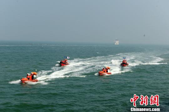 圖為演習搜尋落水人員。