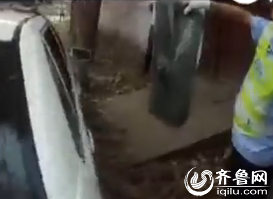 男子當場打爛了警車的車窗玻璃