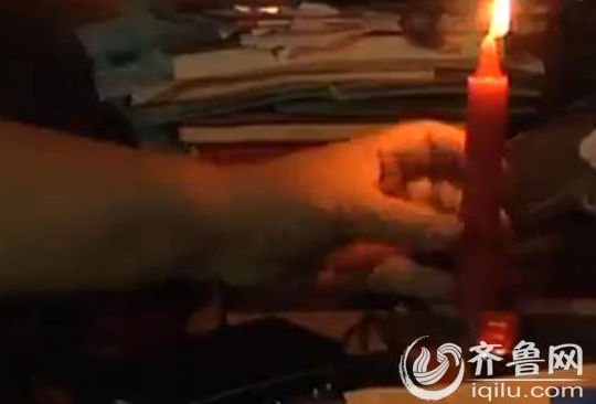 居民靠蜡烛采光(视频截图)