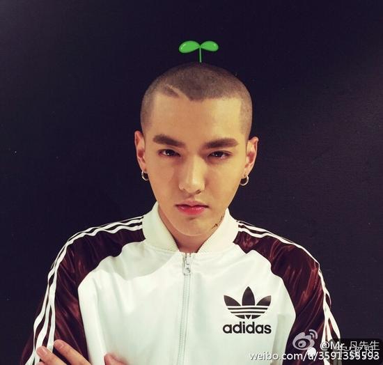 吴亦凡光头长草依旧帅气逼人