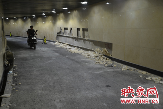 剛開通不久的隧道成了墻脆脆，出現(xiàn)大面積瓷磚脫落。 