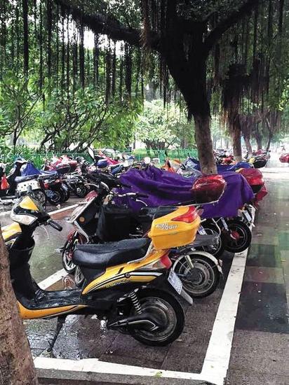 龙昆南路人行道上,电动车停放整齐。