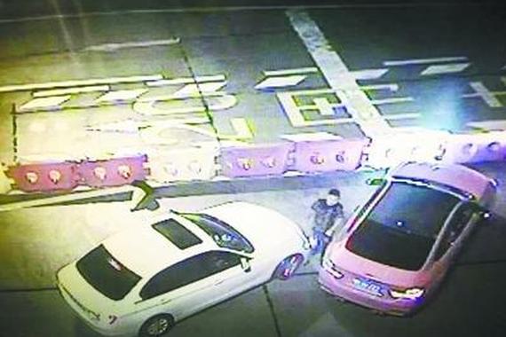 司机超车未果撞上栏杆 逼停前车持刀猛砍