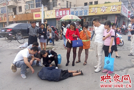 据附近环卫工人介绍,老人是自己过路口时不小心摔倒的。