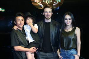 邹市明一家与美队合影 轩轩呆萌露小肚子