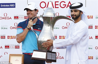 今年年初，拉希德（右）与罗里·麦克罗伊一起在迪拜沙漠精英赛结束后展示奖杯。