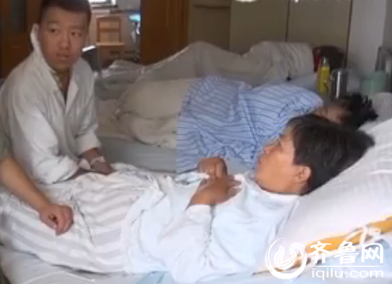 手术顺利完成后吴阿姨被推进病房（视频截图）