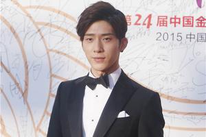 井柏然帅气亮相金鸡奖 珍惜提名态度谦和