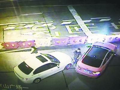 一红色宝马车司机醉驾，在随岳高速公路上逼停一辆武汉籍白色宝马车