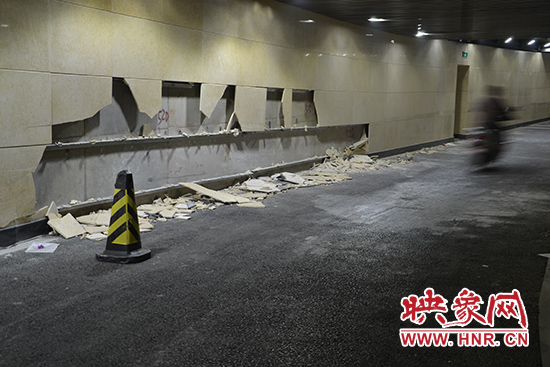 剛開通不久的隧道成了墻脆脆，出現(xiàn)大面積瓷磚脫落。 