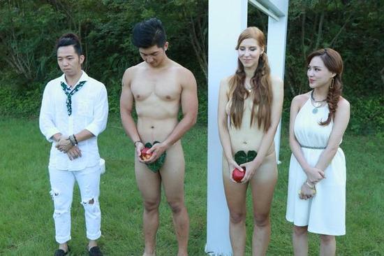 熊熊(右)与大飞(左)见证男女“裸体联谊”