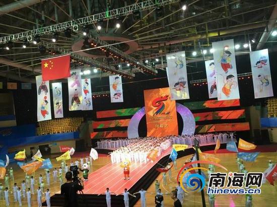 9月19日下午,全国第九届残疾人运动会暨第六届特殊奥林匹克运动会在四川成都电子科技大学体育馆举行闭幕式,至此本届运动会各项赛事圆满结束,海南代表团在本届运动会中不仅获体育道德风尚奖,同时共获35金16银,其中,第九届残运会获2金3银5铜,第六届特奥会获得33金13银13铜。(南海网记者孙令正摄)