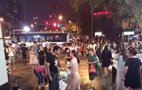 据@乐活南京、@南京头条等多个号爆料,9月18日晚间南京三山街地铁站惊现照片中的一幕,疑似情侣吵架。