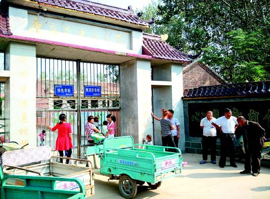 陈里长中学与唐庙乡中心小学校址已对调，名字还未来得及改过来。