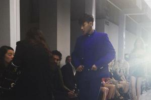 黄子韬伦敦看秀迟到 混入模特队伍中入场