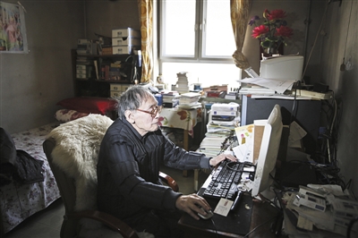 两年前，时年80岁的儿童文学家孙幼军正在家中用电脑写童话，回邮件。新京报记者 李飞 摄