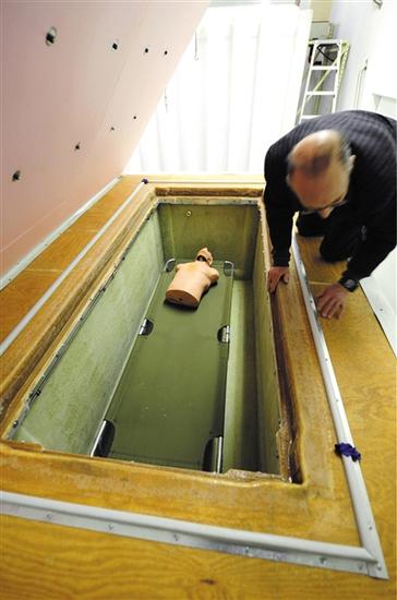 遺體經(jīng)過處理后放入圖中的“恒溫器”。