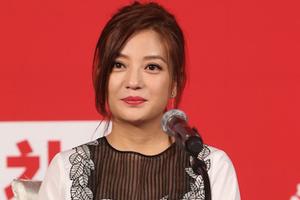 赵薇拍床戏恰逢老公探班：让我们先忙