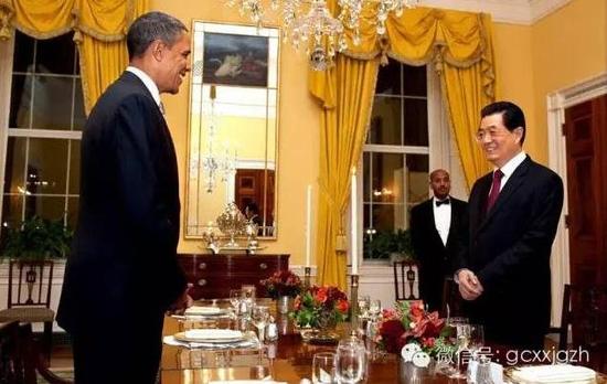 2011年1月18日，胡锦涛出席美国总统奥巴马举行的私人晚宴。
