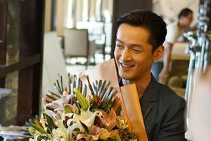 胡歌《猎场》剧组温馨庆生 获赠巨型蛋糕