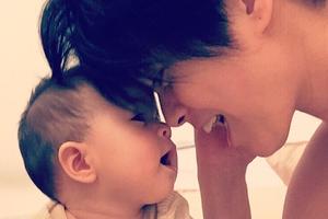 梁咏琪晒与女儿碰鼻照 温馨互动萌化众人