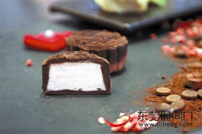 新老月饼暗战微信圈 莲蓉五仁豆沙称霸本土