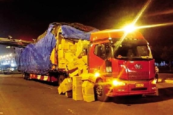 大货车抄近路连根拔起限高杆 司机被罚