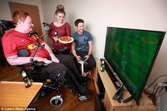 FIFA游戏迷全身瘫痪 好友帮制作用嘴玩的PS3手柄