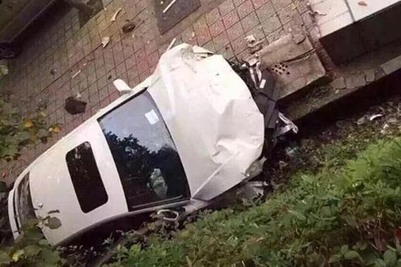 奥迪女司机抢黄灯撞多辆电动车 致2死2伤