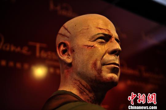 图为惟妙惟肖的“硬汉老布”蜡像。 陈超 摄
