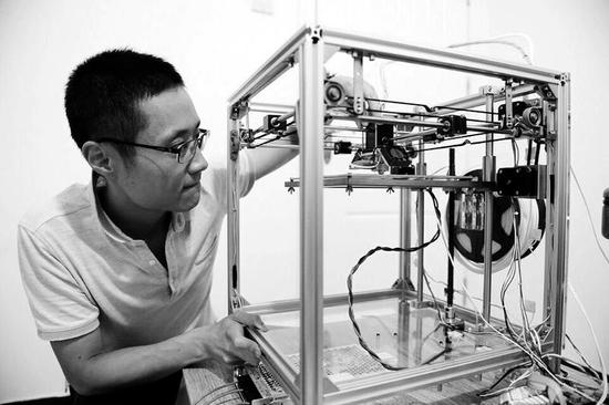 郭洋調(diào)試3D打印機(jī)