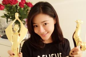 邓家佳晒金鸡百花奖杯:唯一获它俩的80后